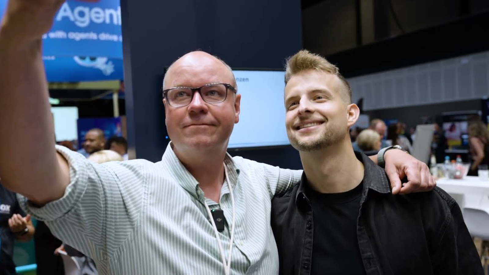 Johannes Kliesch von Snocks mit Kai Kröger am Stand von GTK Kröger E-Commerce Steuerberater / PlentyOne auf der K5 Messe