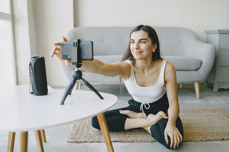 Influencerin beim Aufnehmen eines Videos mit ihrem Smartphone
