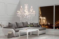 Wohnwelt mit grauem Ecksofa, großem Kristalllüster und weißem Couchtisch