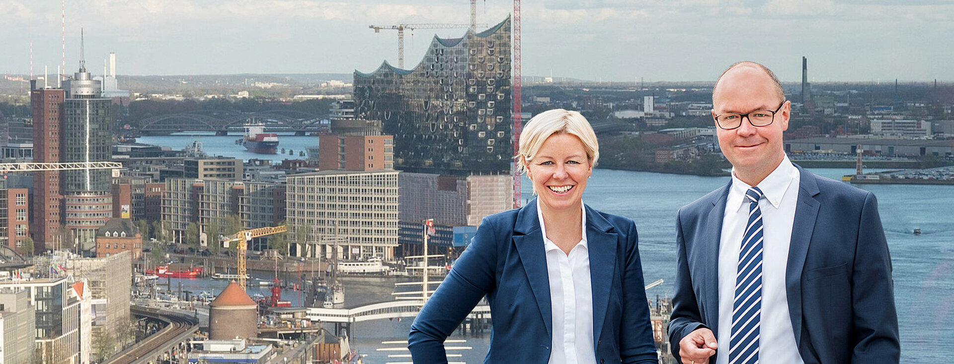 Die GTK Kröger Steuerberater E Commerce vor Skyline von Hamburg